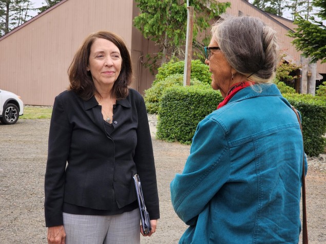 Cantwell visits with Shoalwater Bay chair Charlene Nelson